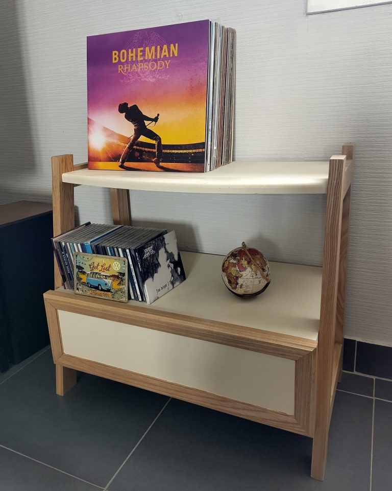 Mobilier en bois massif et panneau PDF peint ou laqué
